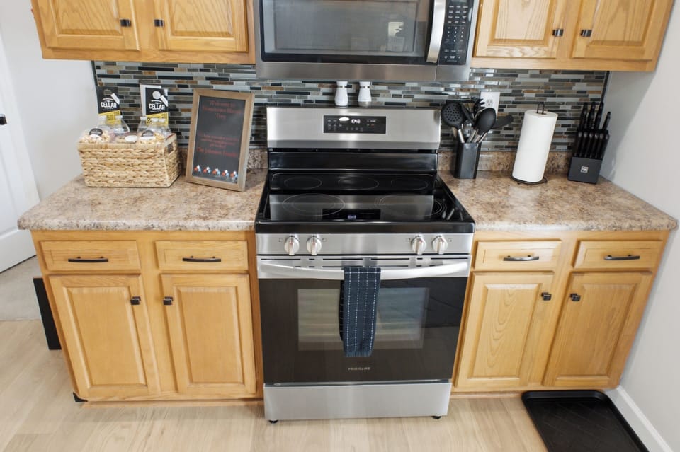 Electric range, microwave at your disposal!