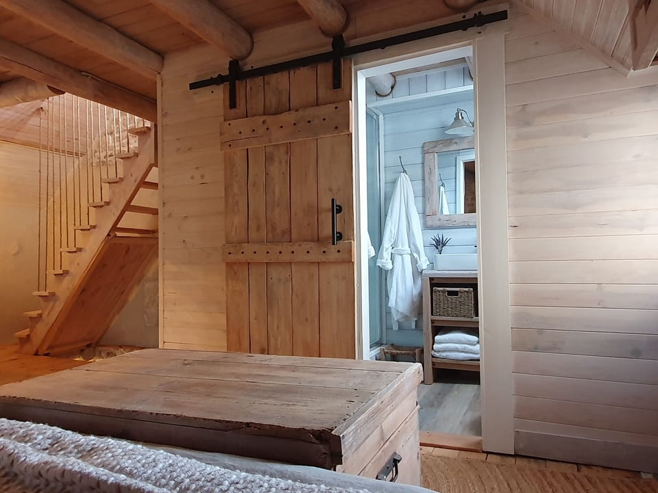 Ensuite bathroom shared with third floor bedroom. 