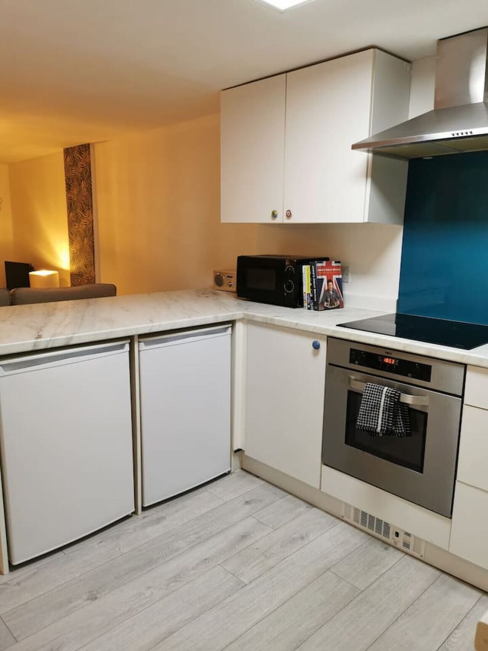 Cook and serve easily with the oven, hob and surrounding kitchen cupboards.