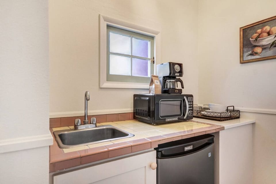Manzanita Cottage Kitchenette