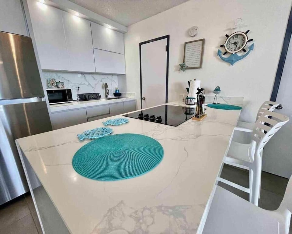 Clean and spacious countertop, perfect for meal prep and everyday use