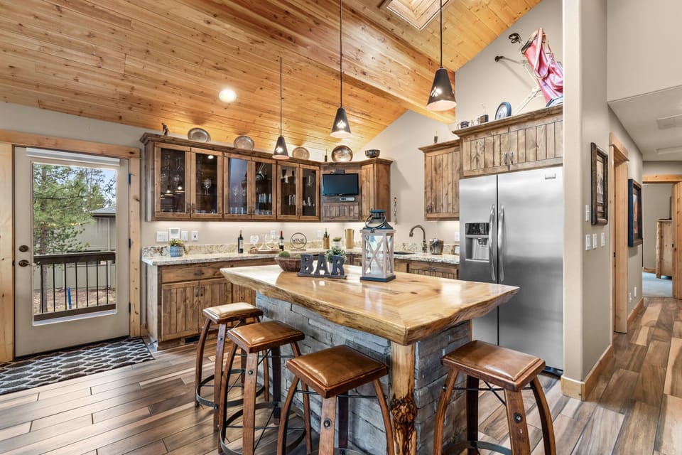 Bar and entertaining area at The Masters Lodge