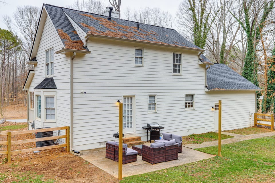 Fenced-In Backyard | Gas & Charcoal Grills