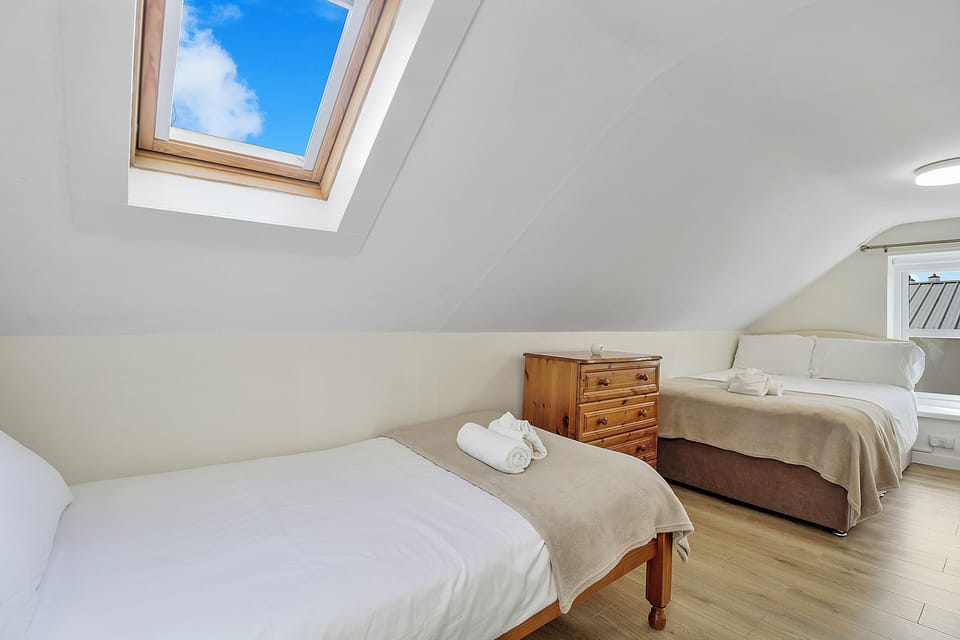 Bedroom 2 (1 single bed & 1 UK queen bed)