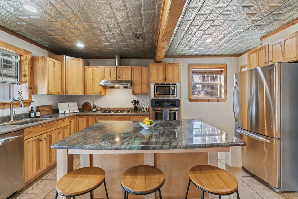 Kitchen | Center Island | Modern Appliances