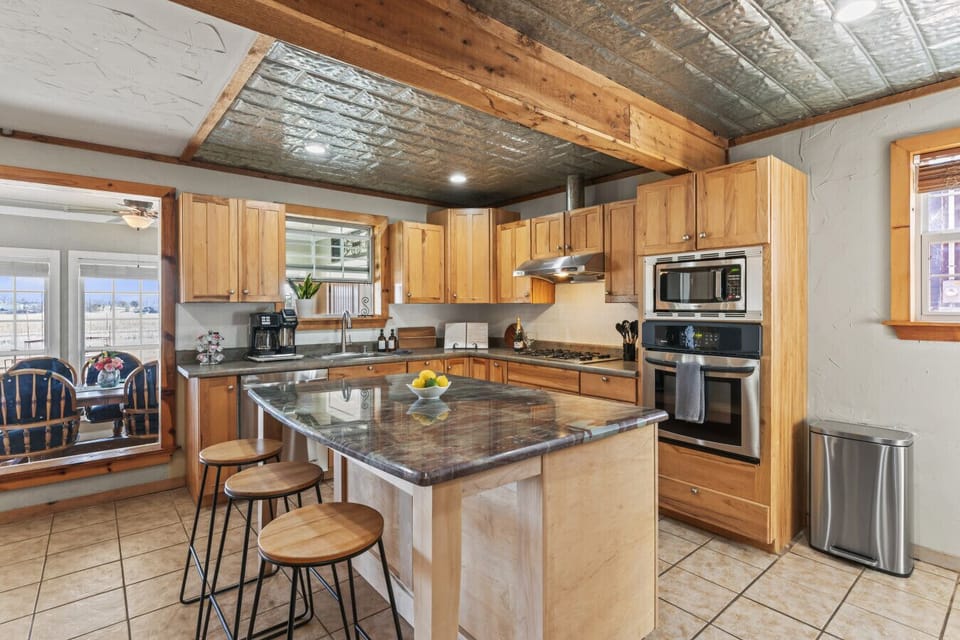 Kitchen | Center Island | Modern Appliances