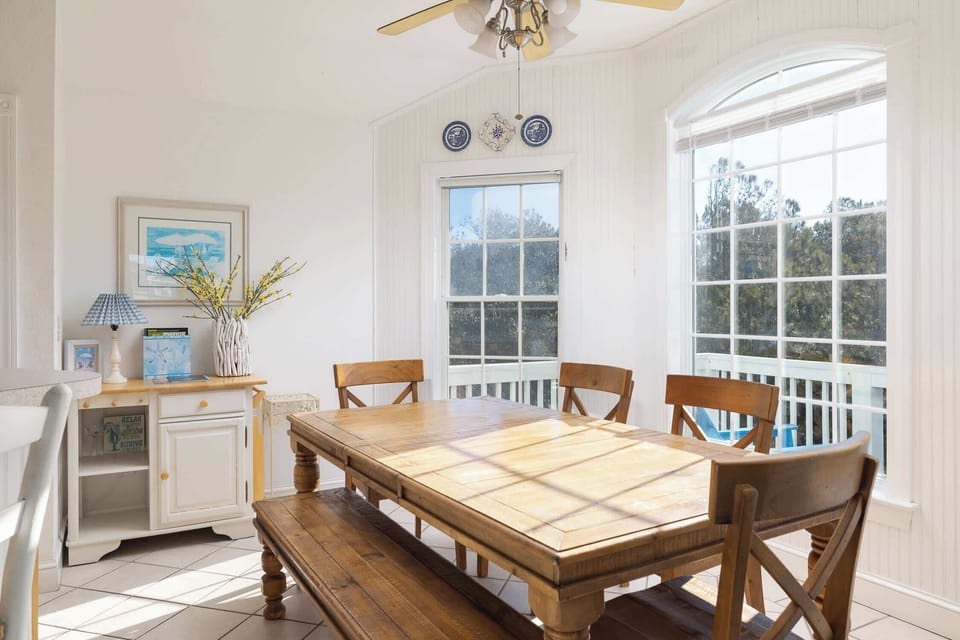 Dining Area (Seats 6)