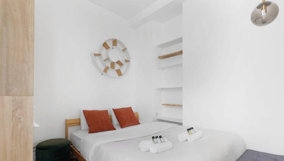 Chambre avec lit double et rangements