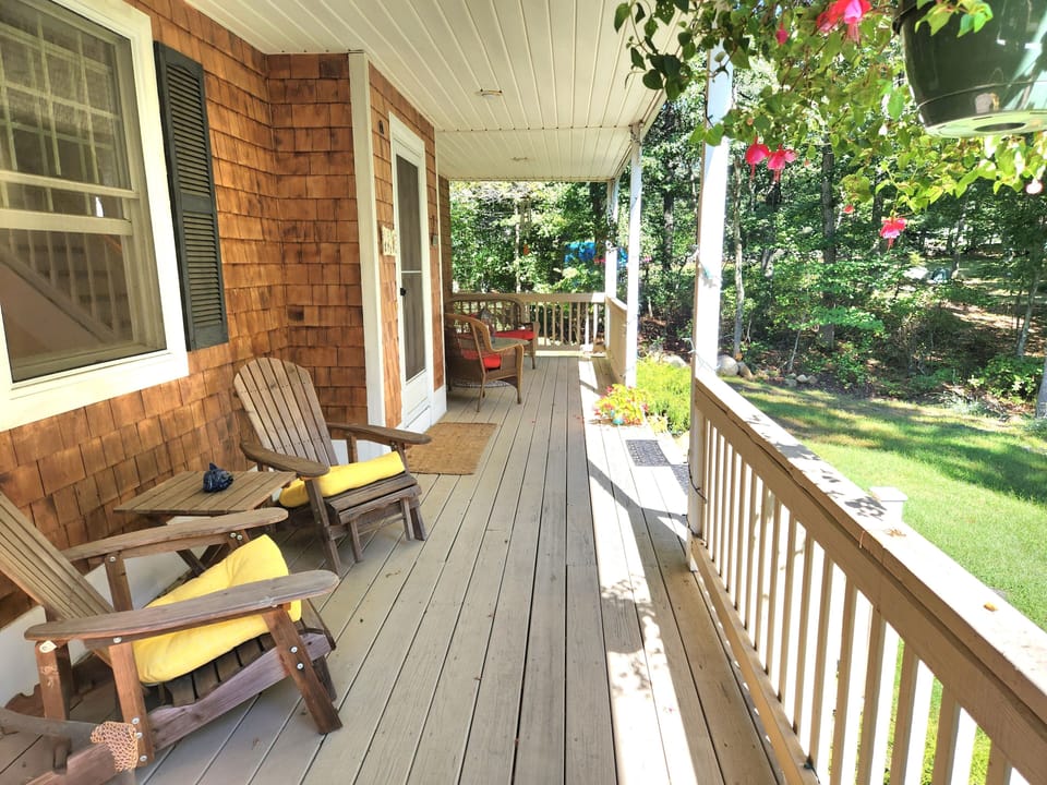 Wide farmer's porch