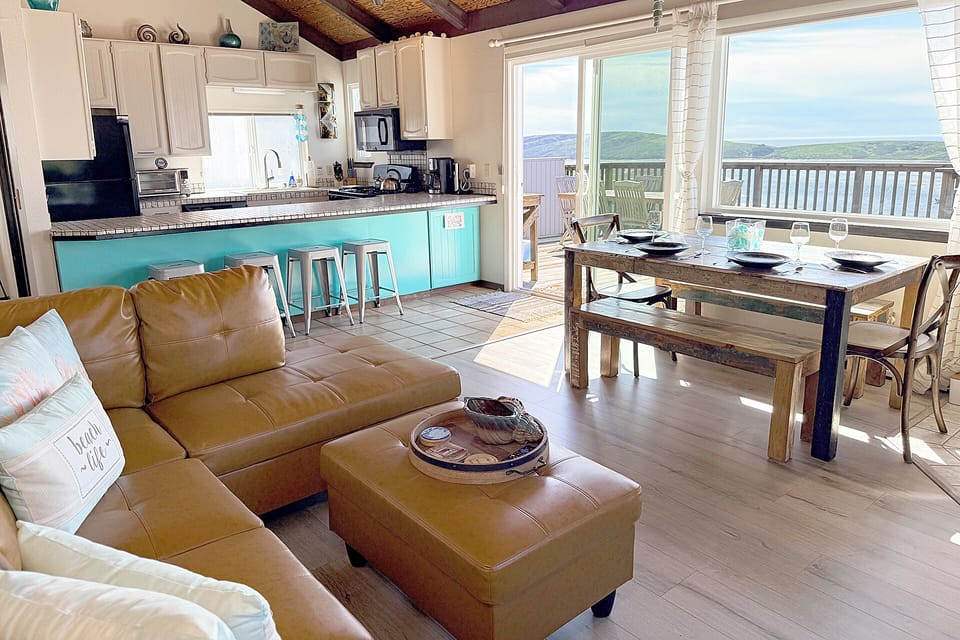 Dinner with a view or relax on the couch for beautiful sunsets!