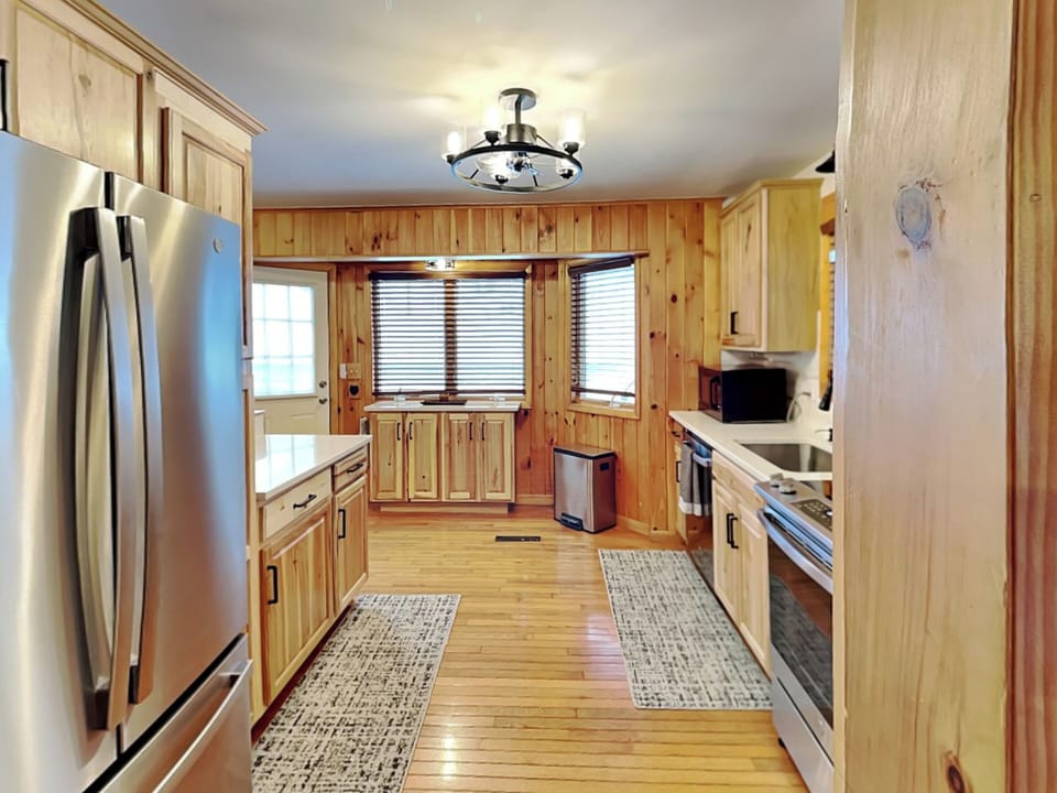 Full Kitchen w/ Stainless Steel Appliances