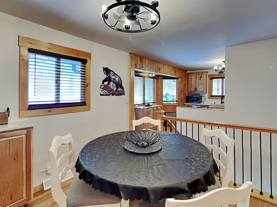 Dining Nook w/ Seating for 4
