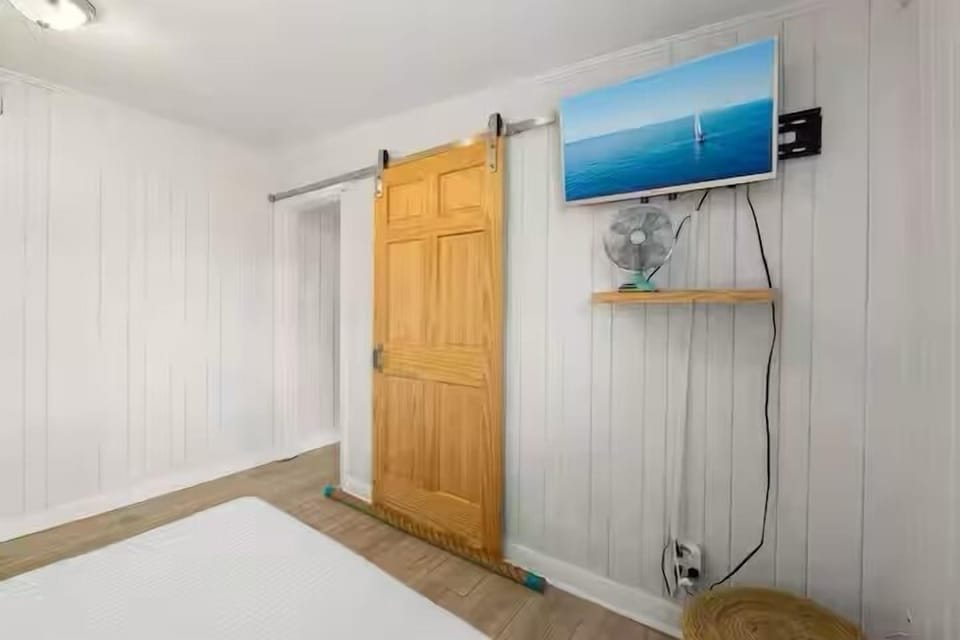 Unit C - Bedroom 2 - Queen & Twin