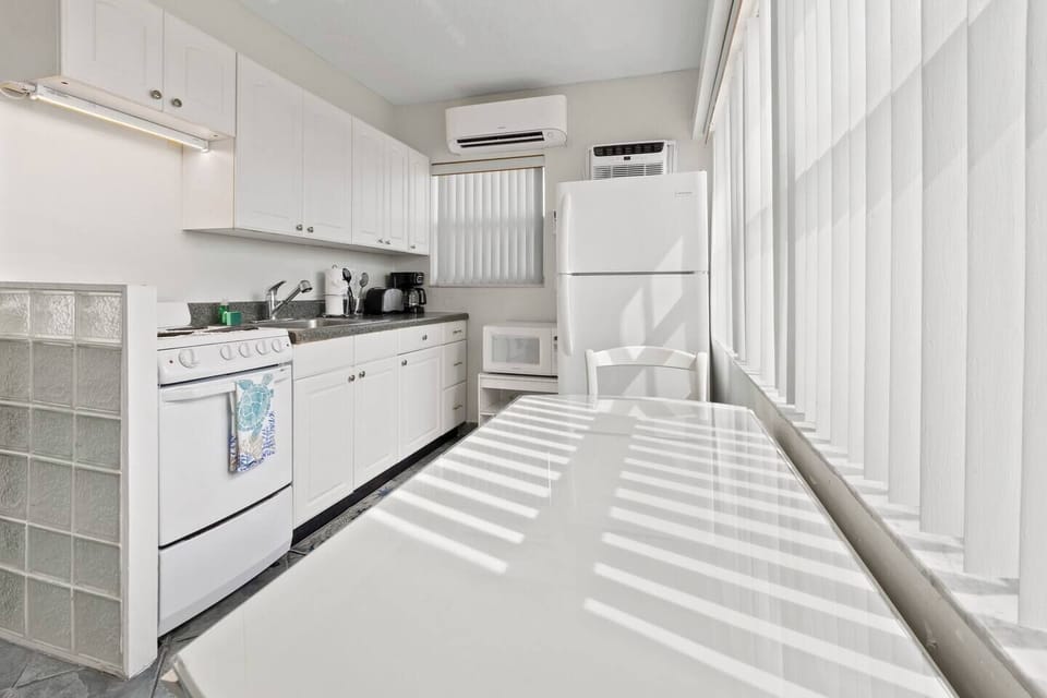 Complete kitchen with still a view to the beach 