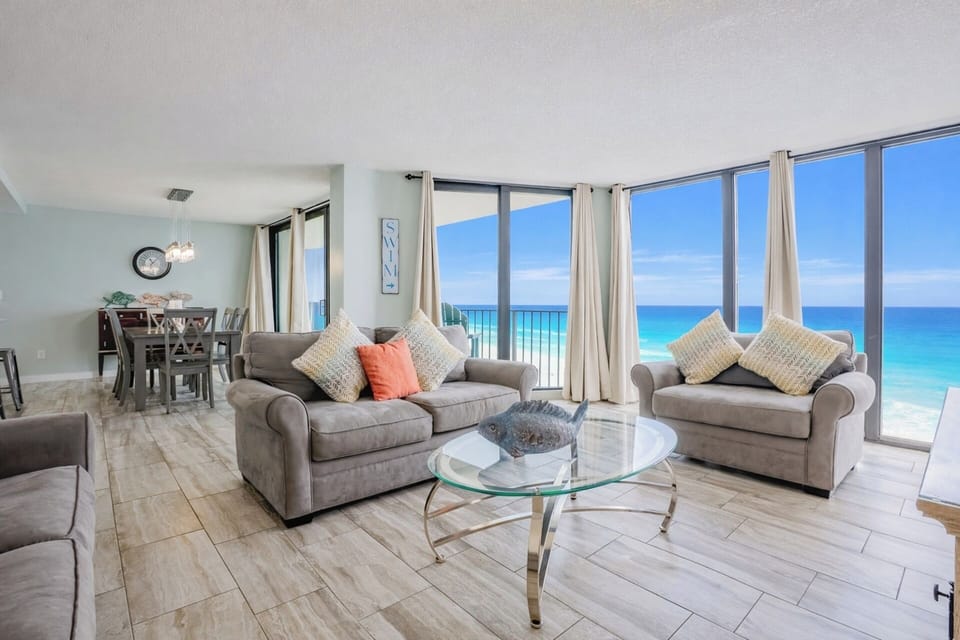 Living area with stunning view of the beach