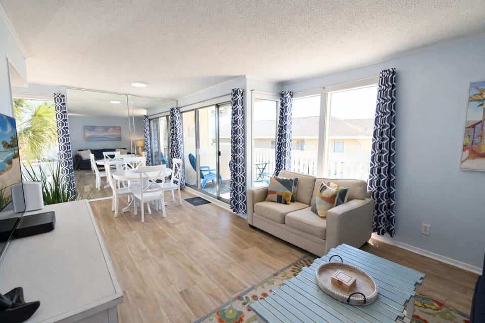 Living Room/Dining