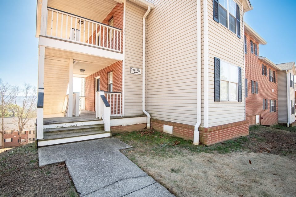 This charming condo community has easy access to all the surrounding restaurants and shops, boasts well-kept grounds, and a sense of calm just outside the city.