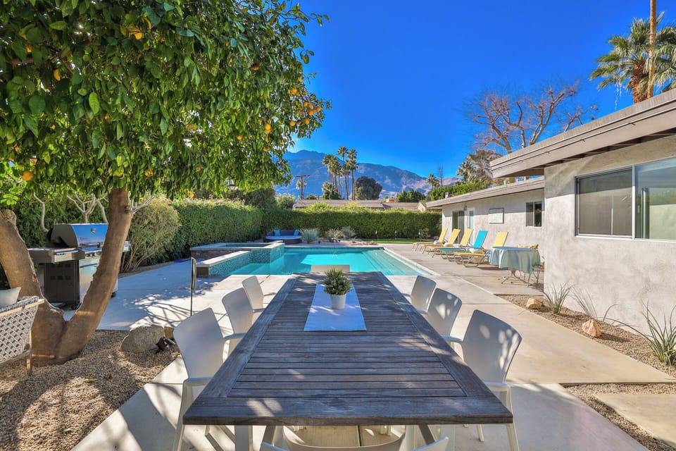 Outdoor dining for 8