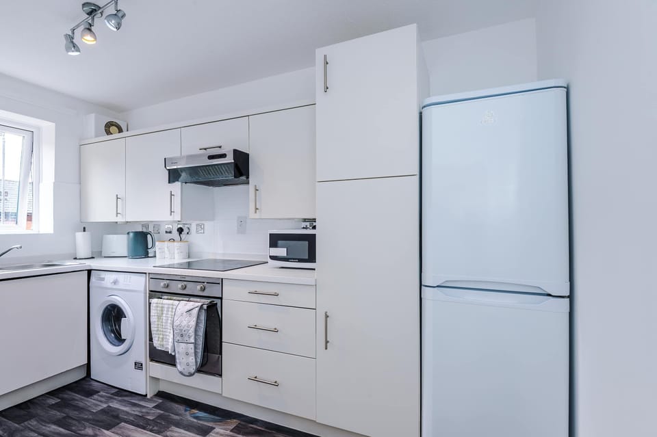 Kitchen: Sleek design meets functionality, perfect for culinary adventures during your getaway!