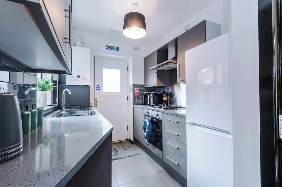 Kitchen: Sleek design meets functionality—perfect for gourmet meals and casual breakfasts!