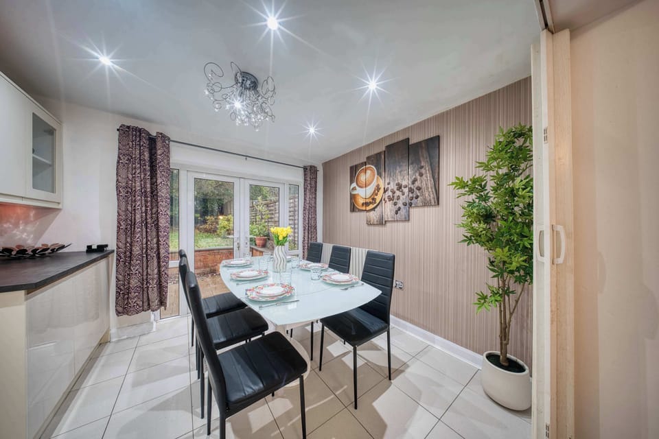 Dining Room: Bright and modern space, perfect for delightful meals and great conversations!