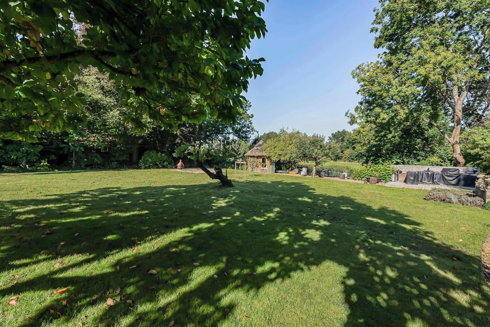 Exterior Oasis: Explore lush gardens and tranquil paths in this stunning Hertfordshire retreat!