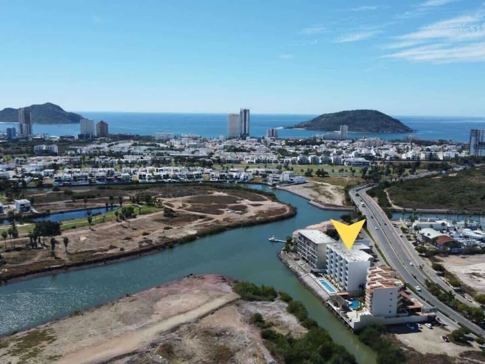 Ubicado en la exclusiva Marina Mazatlán, rodeado de restaurantes, tiendas de conveniencia y la mejor vida nocturna de la ciudad, todo a solo unos pasos