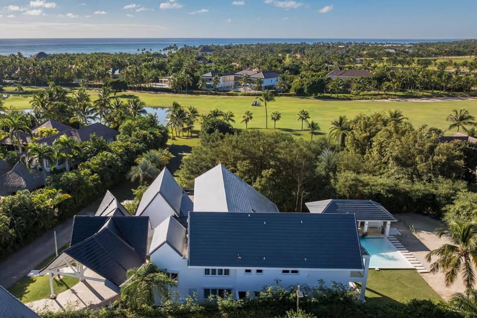 Modern villa close to private beaches and golf (7585)