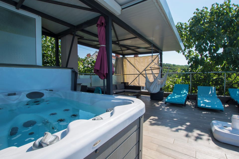 Outdoor spa tub