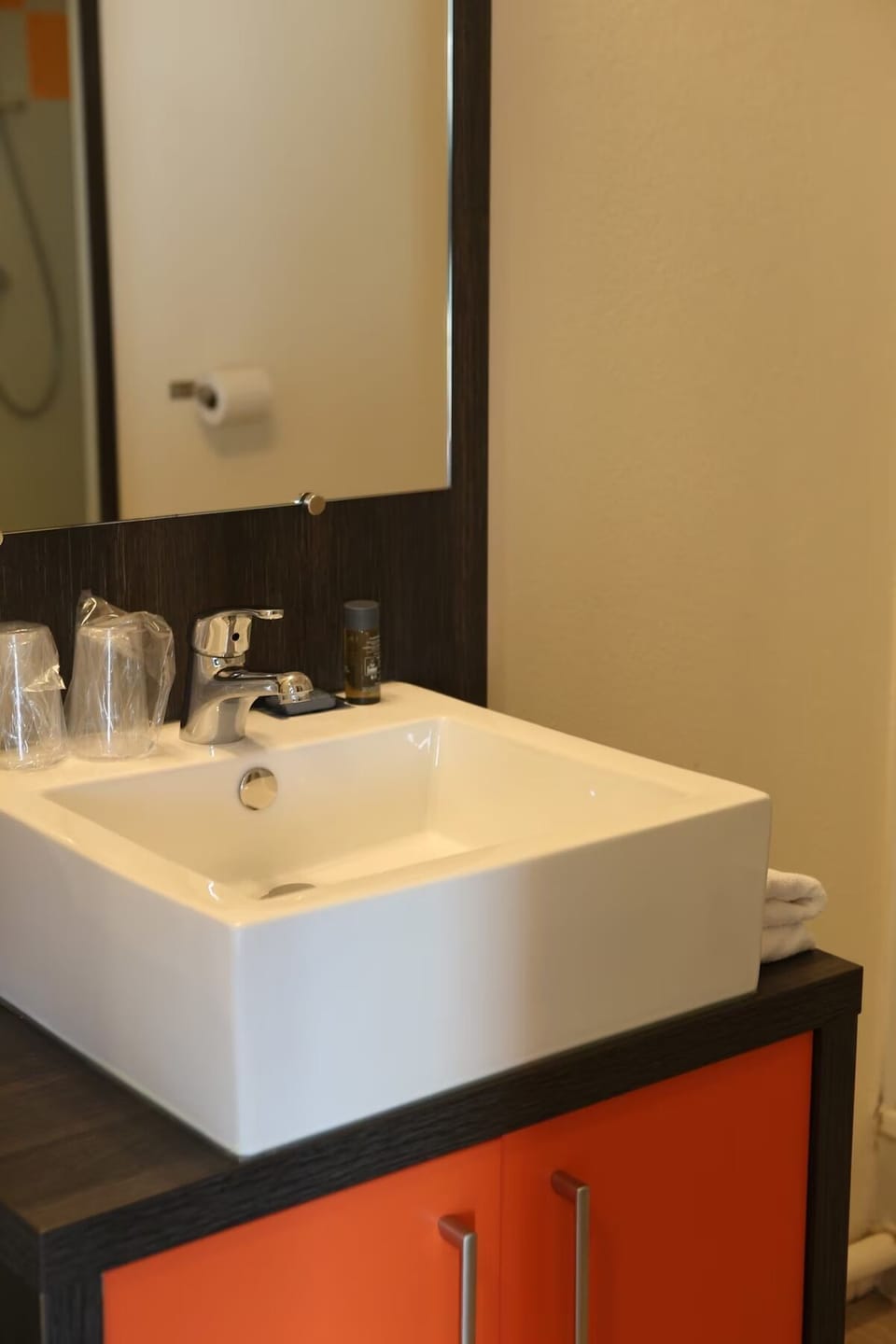 Enjoy a spotless sink area for quick, easy routines.