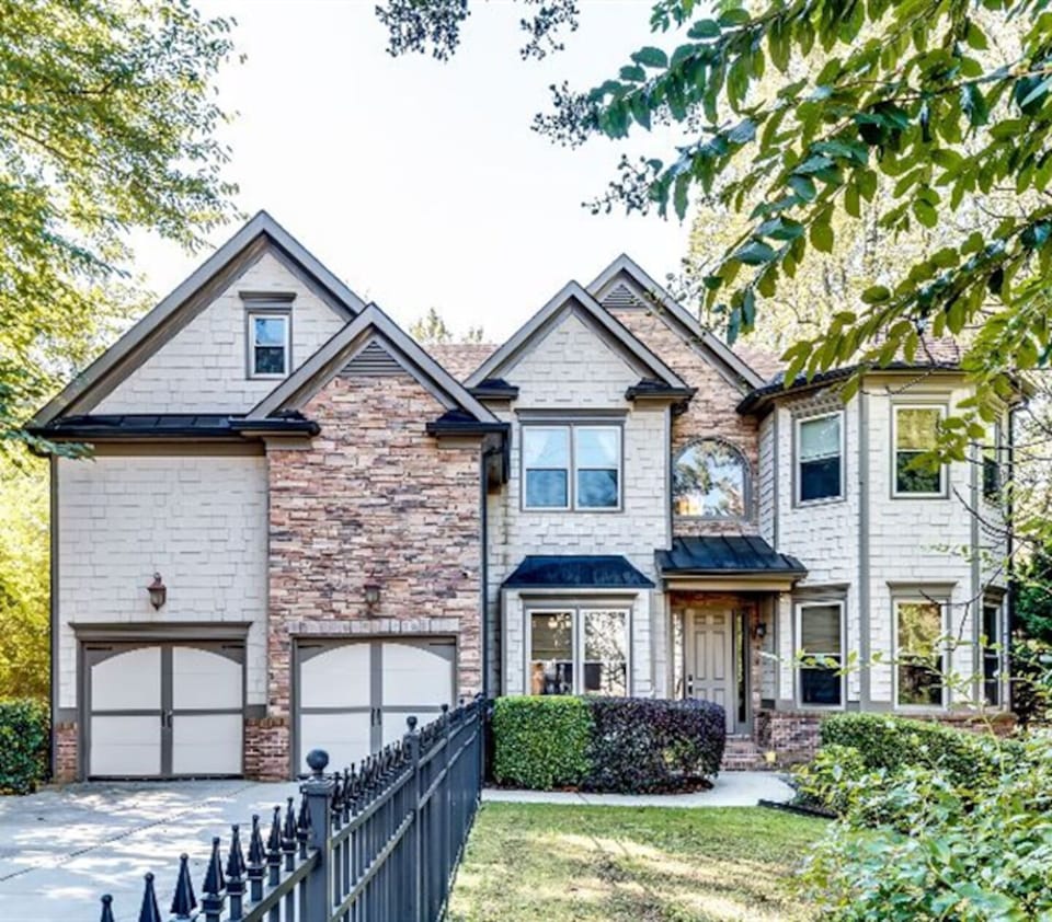 Experience modern luxury at its finest in our stunning home. Sleek design, high-end finishes, and breathtaking views await.