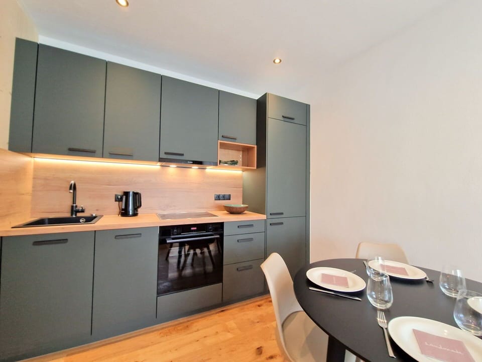 Interior Design, Wall, Flooring, Wood, Ceiling, Furniture, Floor, Room, Lighting, Apartment