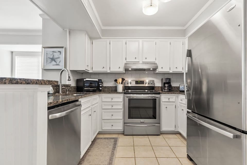 Fully equipped kitchen with refrigerator, oven, dishwasher and more!