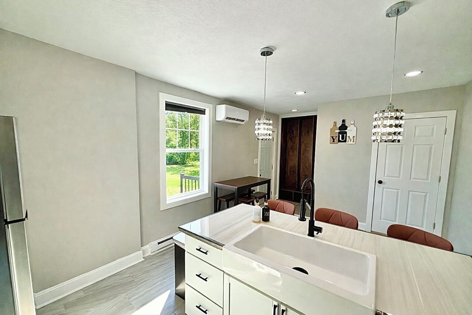Bright dining area adjacent to the kitchen, ideal for shared meals or quick breakfasts before heading out for the day.