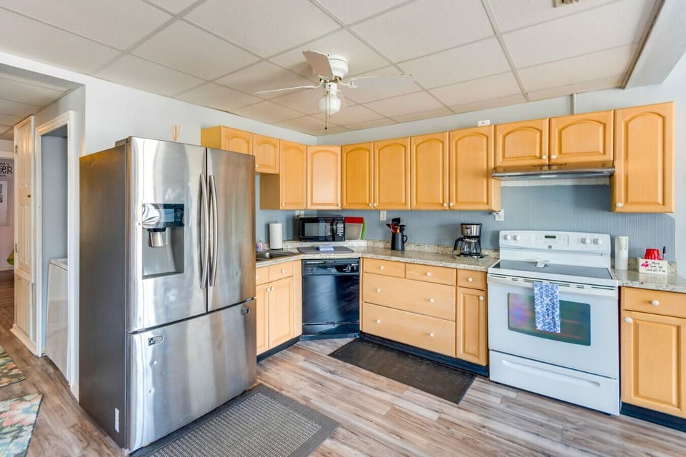 Sunset Kitchen | Granite Countertops | Refrigerator Wall Access