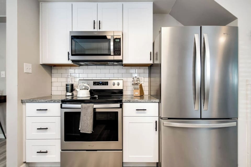 Full sized appliances - Electric stove, microwave, dishwasher and refrigerator