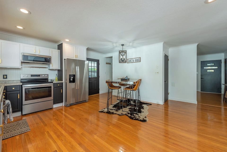 DR- Eat in kitchen on man made bar ht table & stools