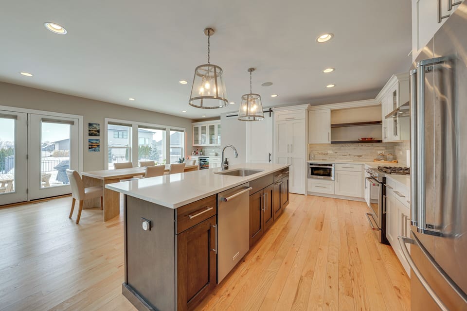 Kitchen | Dining Table | Breakfast Bar | Dry Bar w/ Wine Cooler