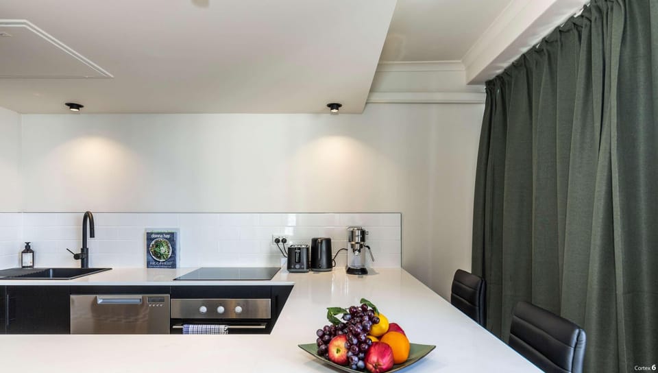 Stone ‘U’ shape kitchen bench for plenty of food preparation space.