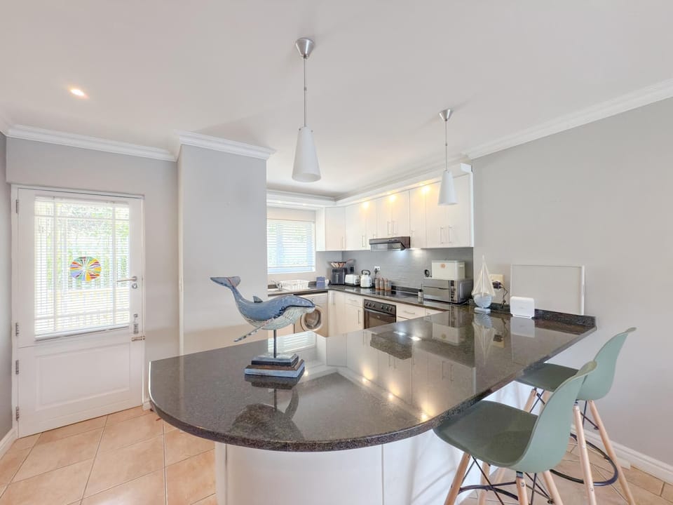 Kloof Gardens Contemporary Coastal Apartment (34260)