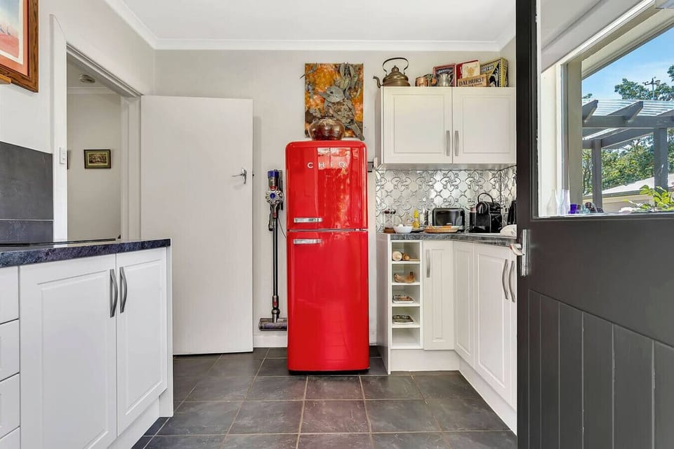 Well-equipped kitchen with a retro-style fridge and modern appliances.