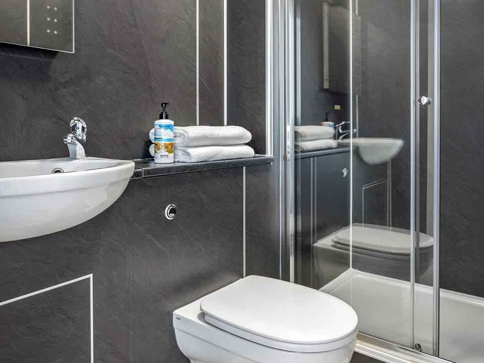 Bathroom | 68G Falcon&rsquo;s Reach - Illfracombe Retreats, Illfracombe