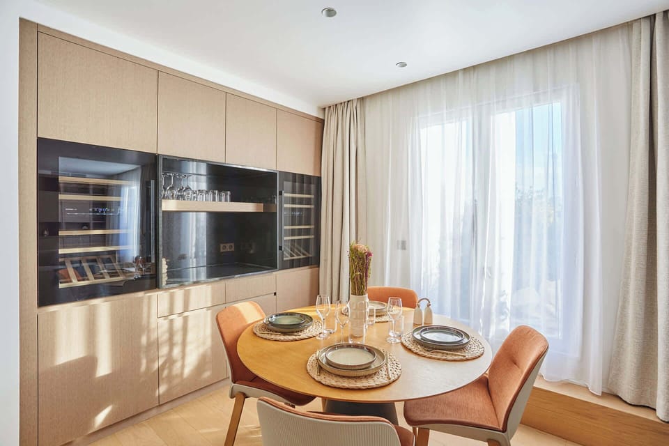 table pour diner avec cave à vins