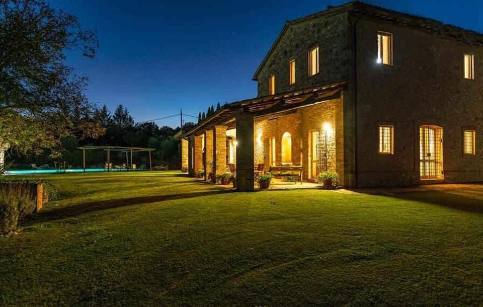 Magia serale: il portico illuminato invita al relax, mentre la piscina riflette le stelle. Un'atmosfera romantica e tranquilla per concludere le vostre giornate.