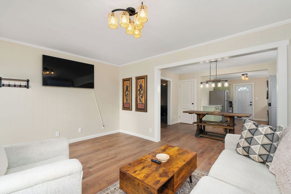 Relax in this neat living room featuring a Smart TV and a stylish wooden table that adds the perfect touch of warmth and charm. 🛋️
