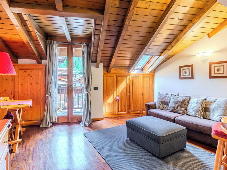 Hardwood, Wood Stain, Log Cabin