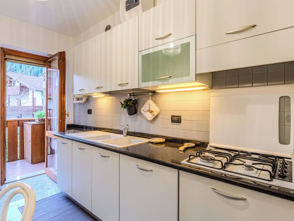Kitchen, Kitchen Appliance, Countertop, Major Appliance, Kitchen Sink, Wood, Interior Design, Home Appliance, Cabinetry, Flooring