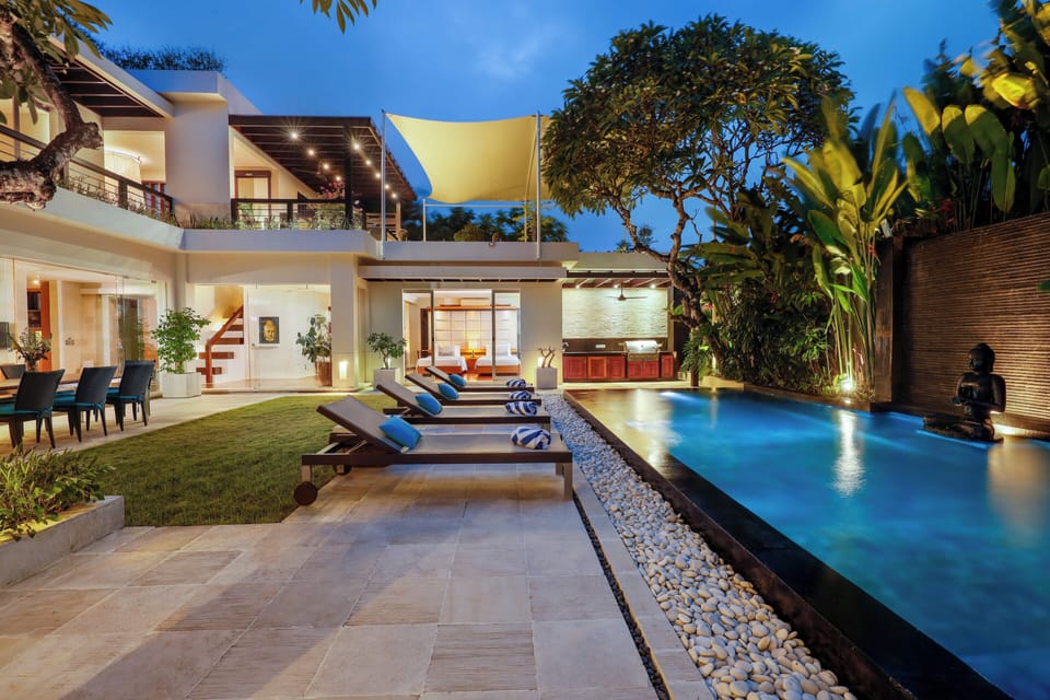 2. OUTDOOR POOL