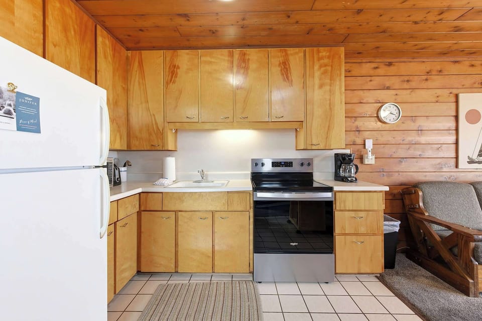 A functional kitchen that keeps the flow between cooking and gathering.