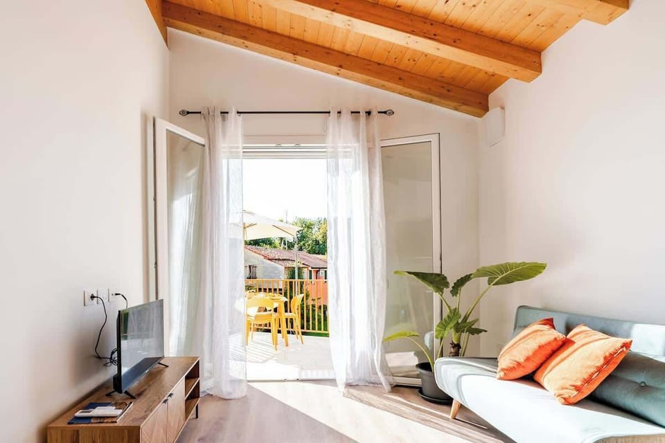 Vista panoramica del salotto con affaccio sul terrazzo